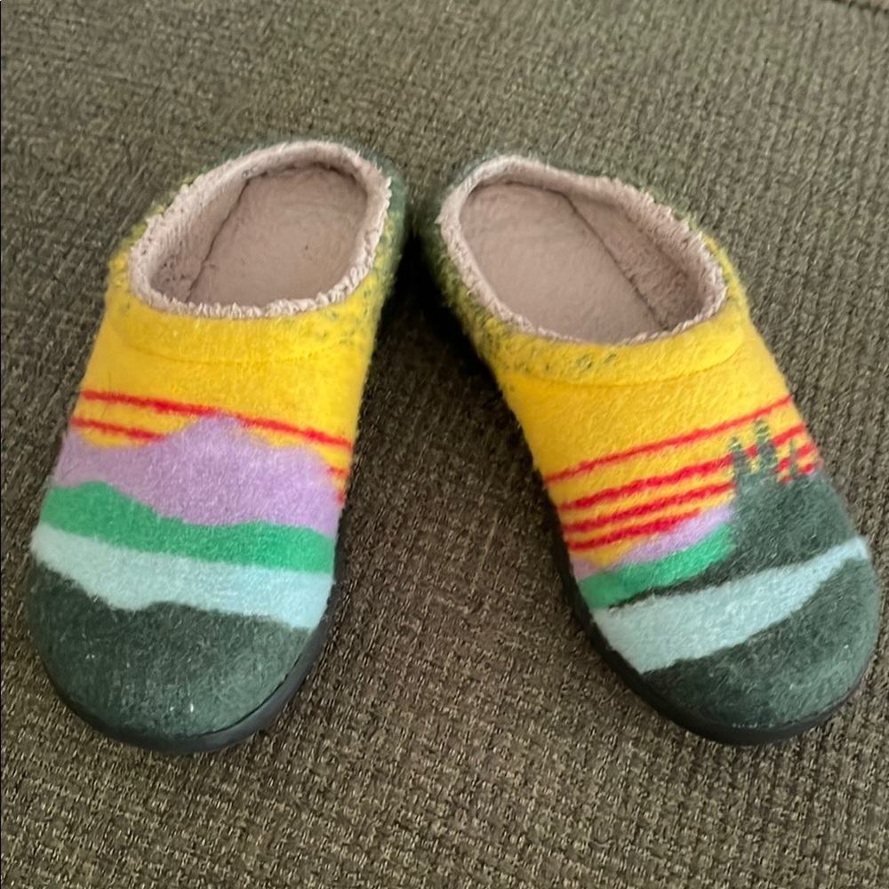 L.L. Bean Colorful Slippers (sz 6)